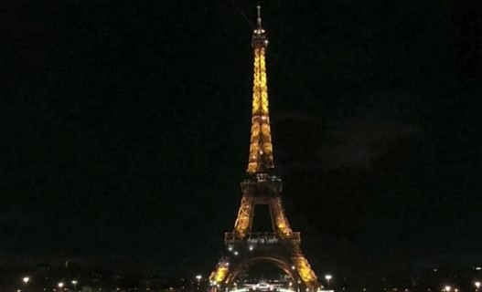 Айфеловата кула в Париж беше осветена снощи в подкрепа на